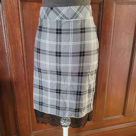 Torrid Womens Size 1 Plaid Pencil Skirt With Lace Hem - Picture 1 of 6